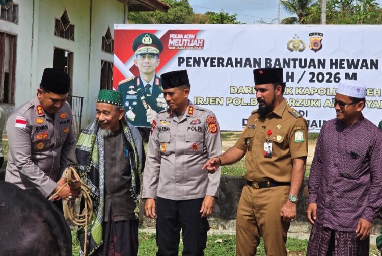 Dari Peresmian Mapolres ke Dayah Abu Keude Dua: Bupati Al-Farlaky Dampingi Kapolda Aceh Serahkan Qurban