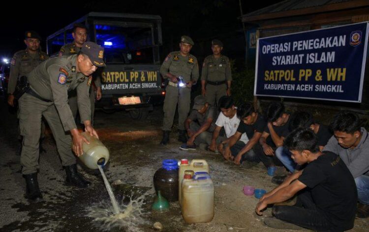 Razia Syariat Islam di Gunung Meriah Aceh Singkil, Satpol PP-WH Amankan Sejumlah Pemuda Pesta Tuak