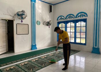 Polres Aceh Singkil Bersih-bersih Masjid Jelang HUT Bhayangkara ke-80