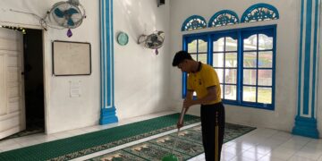 Polres Aceh Singkil Bersih-bersih Masjid Jelang HUT Bhayangkara ke-80