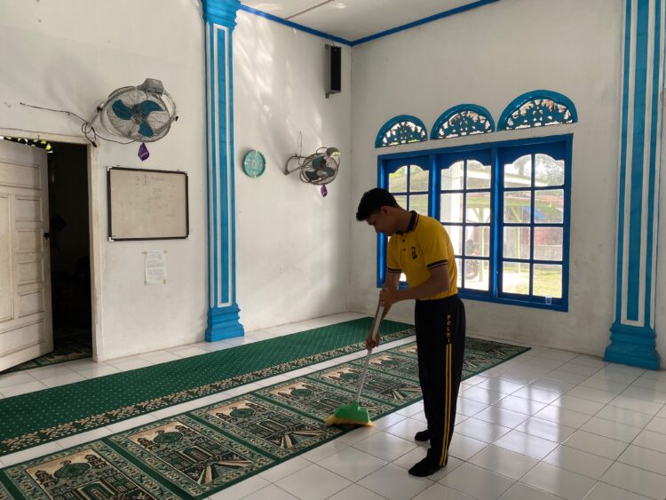 Polres Aceh Singkil Bersih-bersih Masjid Jelang HUT Bhayangkara ke-80