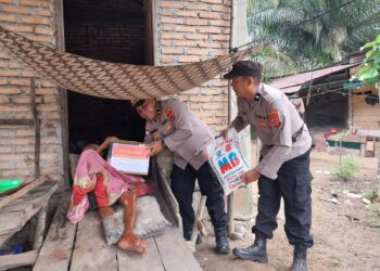 Polri turun langsung, Polres Aceh Singkil bagikan sembako jelang Hari Bhayangkara ke-80