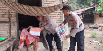 Polri turun langsung, Polres Aceh Singkil bagikan sembako jelang Hari Bhayangkara ke-80