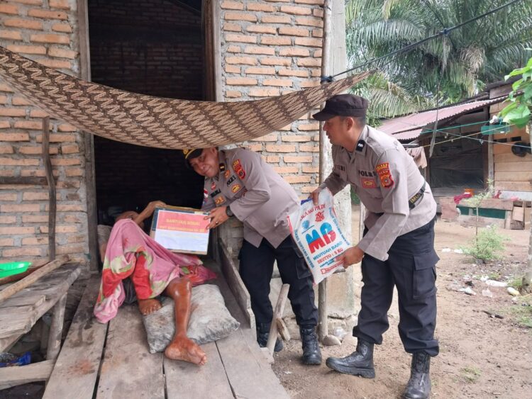Polri turun langsung, Polres Aceh Singkil bagikan sembako jelang Hari Bhayangkara ke-80