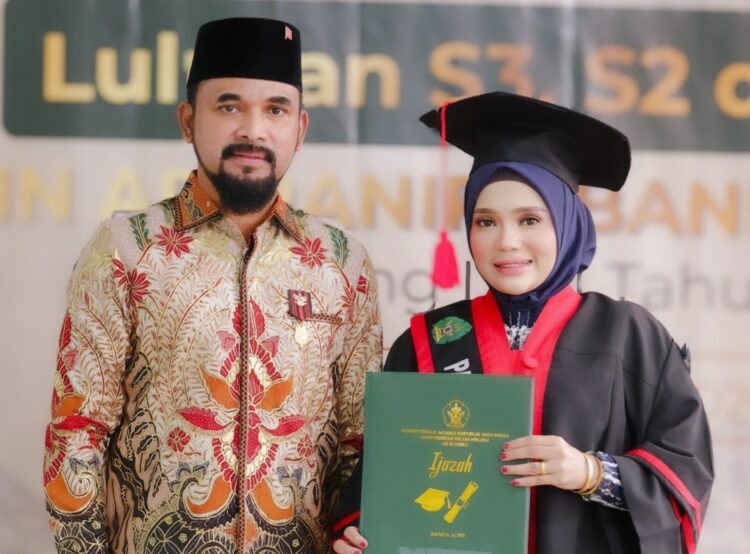 Ny Lismawani, Istri Bupati Al-Farlaky Raih Gelar Doktor di UIN Ar-Raniry Banda Aceh