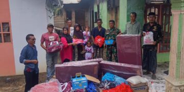 Pemkab Aceh Timur Serahkan Bantuan Masa Panik ke Korban Kebakaran di Seumanah Jaya