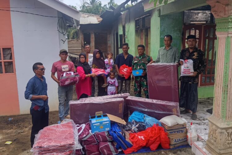Pemkab Aceh Timur Serahkan Bantuan Masa Panik ke Korban Kebakaran di Seumanah Jaya