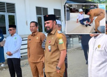 Bupati Al-Farlaky Beri Teladan, Antar Putra ke Sekolah pada Hari Pertama