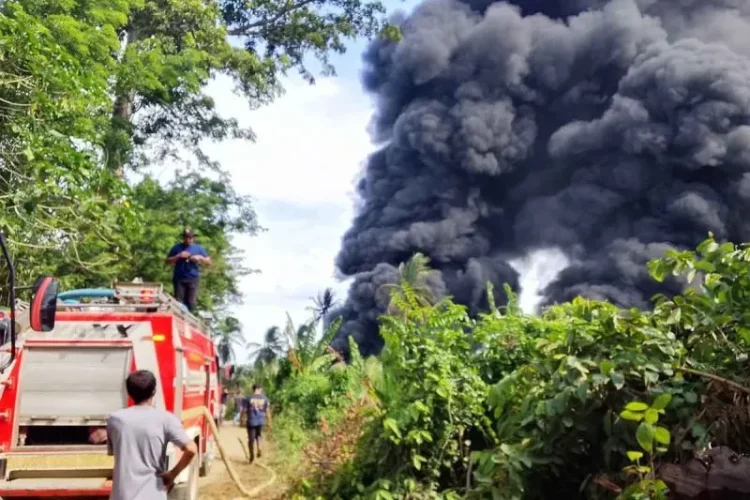 Respon Kebakaran Sumur Minyak, Bupati Al-Farlaky: Keselamatan Warga Prioritas Utama