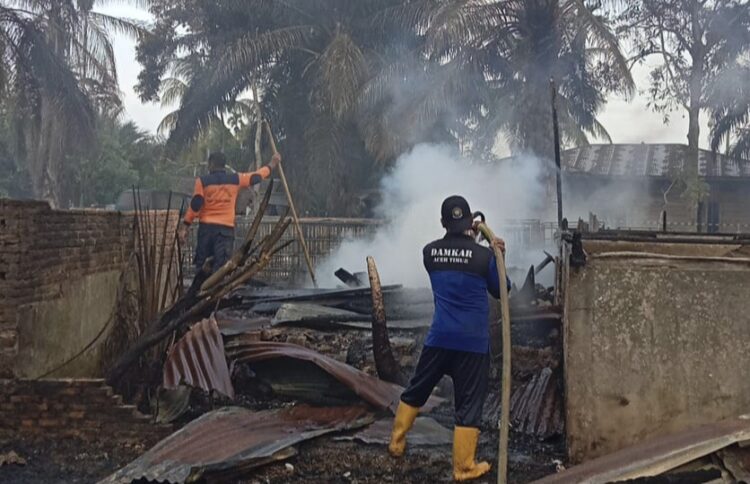 3 Dapur Penyulingan dan 1 Rumah Warga Terbakar di Ranto Peureulak, BPBD Kerahkan 6 Armada