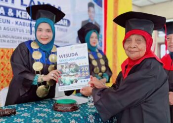 53 Lansia Aceh Timur Diwisuda, Ibu Lismawani: Belajar Tak Kenal Usia