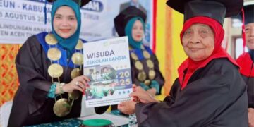 53 Lansia Aceh Timur Diwisuda, Ibu Lismawani: Belajar Tak Kenal Usia
