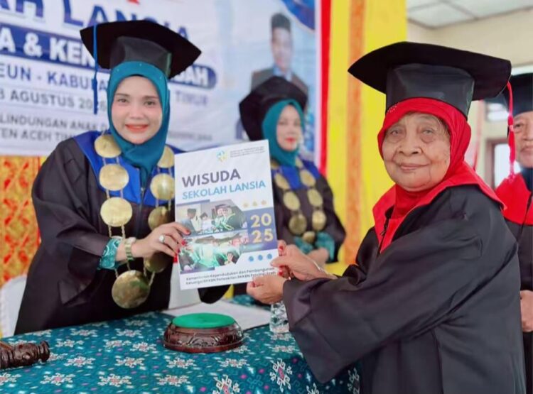 53 Lansia Aceh Timur Diwisuda, Ibu Lismawani: Belajar Tak Kenal Usia