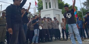 Depan Kantor Gubernur Aceh, AAN Bakar Ban Tuntut “Instal Ulang Pemerintahan