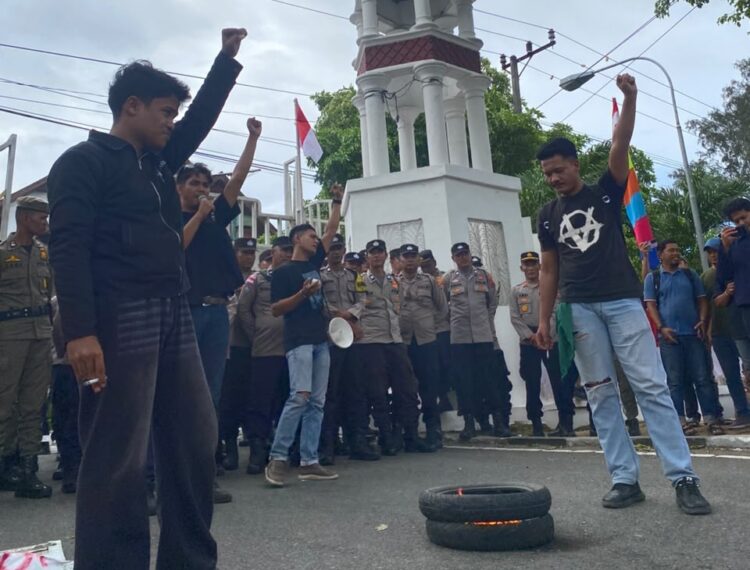 Depan Kantor Gubernur Aceh, AAN Bakar Ban Tuntut “Instal Ulang Pemerintahan
