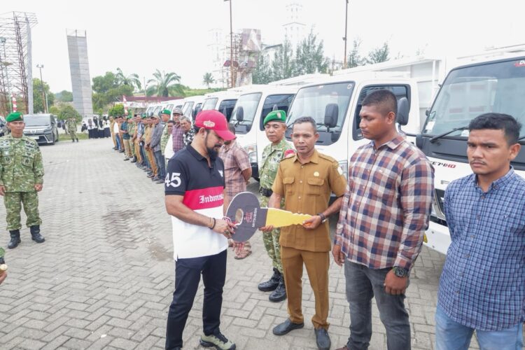 Bupati Al-Farlaky Serahkan Simbolis 20 Mobil Truck untuk Koperasi Desa Merah Putih