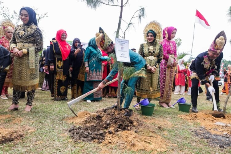 “Satu Guru Satu Pohon”, Cara Aceh Timur Jadikan Pendidikan Benteng Ekologi