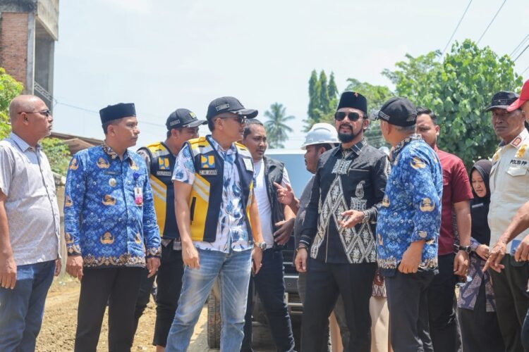 Tinjau Jalan Lhok Dalam–Panton Rayeok, Bupati Al-Farlaky Pastikan Pembangunan Permanen 2027