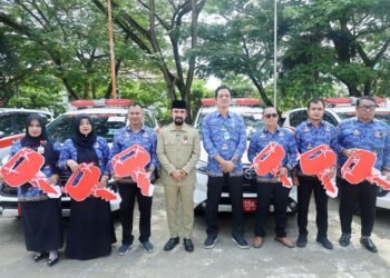 Dukung Pelayanan Dasar, Bupati Al-Farlaky Serahkan 6 Ambulans dan 2 Truk Sampah