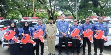 Dukung Pelayanan Dasar, Bupati Al-Farlaky Serahkan 6 Ambulans dan 2 Truk Sampah