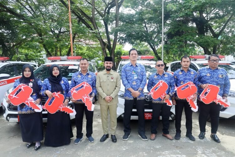 Dukung Pelayanan Dasar, Bupati Al-Farlaky Serahkan 6 Ambulans dan 2 Truk Sampah