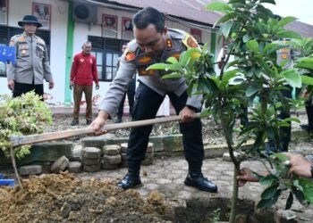 Kepsek Menebang, Kapolres Aceh Timur Tanam Kembali Pohon Lewat Program Green Policing