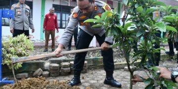 Kepsek Menebang, Kapolres Aceh Timur Tanam Kembali Pohon Lewat Program Green Policing