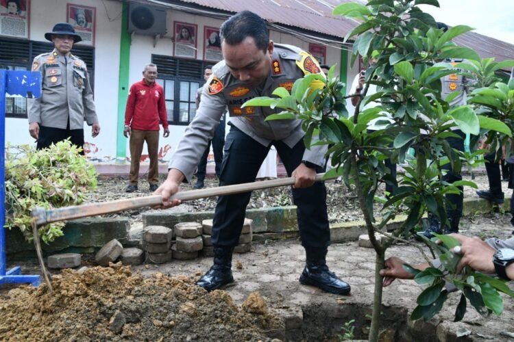Kepsek Menebang, Kapolres Aceh Timur Tanam Kembali Pohon Lewat Program Green Policing